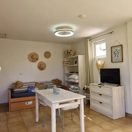 Appartement Charmante Maisonnette, Piscine, Jardin, Parking